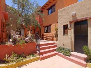 a home in the desert with stairs and plants at La Paleta del Pintor Hosteria in Maimará