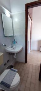 y baño con lavabo, aseo y espejo. en Anna Studio and Apartments, en Tsilivi