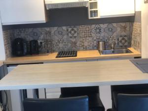 eine Küche mit einer hölzernen Arbeitsplatte und einer Spüle in der Unterkunft T2 relax in Six-Fours-les-Plages + 2 Fotos