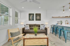 sala de estar con sofá y mesa en Red Maple by AvantStay Walk to Folly Beach, en Folly Beach