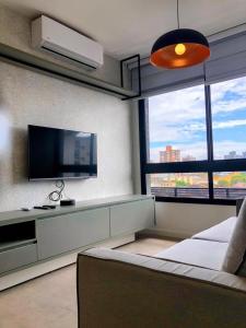 a living room with a tv and a couch at 905 A sua casa em Porto Alegre na região central da cidade in Porto Alegre