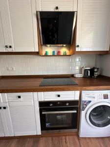 a kitchen with a microwave oven and a stove at Tatil başlasın in Seferihisar