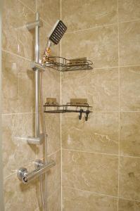 y baño con ducha con cabezal de ducha. en 1 Bedroom Apartment in Central Manchester, en Mánchester