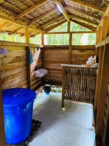 Comfortable bungalow with a beautiful view في موندا: إطلالة جانبية على حمام في منزل خشبي
