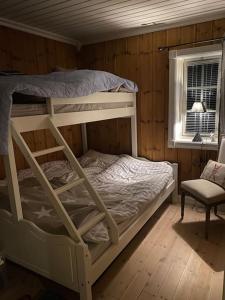 a bunk bed in a room with a window at Heimro in Torvetjørn