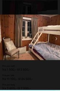 - une chambre avec 2 lits superposés et une chaise dans l'établissement Heimro, à Torvetjørn