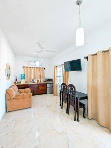 ein Wohnzimmer mit einem Tisch und einem Sofa in der Unterkunft Casa Anastacia in San Ignacio