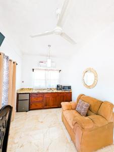 ein Wohnzimmer mit einem Sofa und einer Küche in der Unterkunft Casa Anastacia in San Ignacio