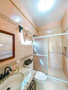 ein Bad mit einer Dusche, einem WC und einem Waschbecken in der Unterkunft Casa Anastacia in San Ignacio
