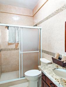 ein Bad mit einer Dusche, einem WC und einem Waschbecken in der Unterkunft Casa Anastacia in San Ignacio