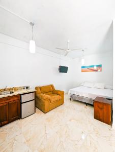 ein Wohnzimmer mit einem Sofa und einem Bett in der Unterkunft Casa Anastacia in San Ignacio
