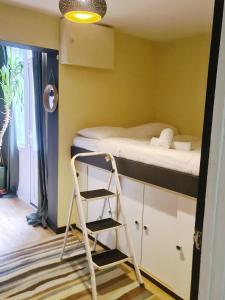 a ladder in a room with a bunk bed at 25 Percent OFF Monthly Stays, Business Family Sleeps 4, Best for Long Term Stays in London