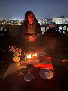 una mujer sentada en una mesa con velas encendidas en Pyramid stars inn, en El Cairo