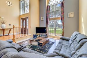 un soggiorno con divano e TV di Michigan Vacation Rental with Private Outdoor Pool! a Jackson