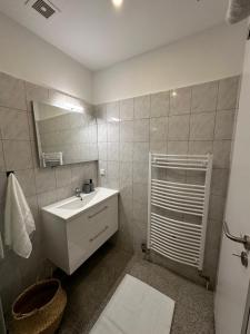 y baño con lavabo blanco y espejo. en Attraktives City Appartement, en Bremen