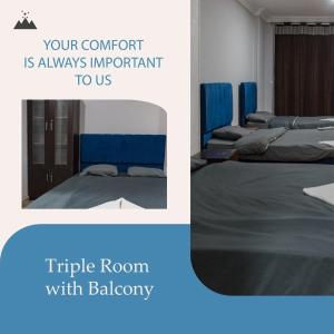 twee foto's van een kamer met een bed met blauwe lakens bij Pyramid stars inn in Caïro