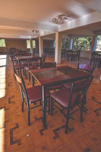 a row of tables and chairs in a room at Nápoles Ecolodge Hotel in Anta