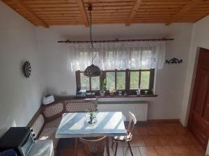ein Wohnzimmer mit Tisch und Stühlen und einem Fenster in der Unterkunft Ferienhaus Harz in Allrode
