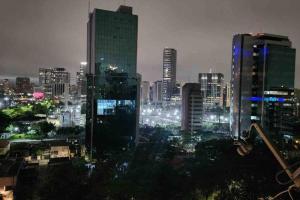 een skyline van de stad 's nachts met hoge gebouwen bij Flat VII - Apto dentro do Hotel - Rua Quintana in Sao Paulo