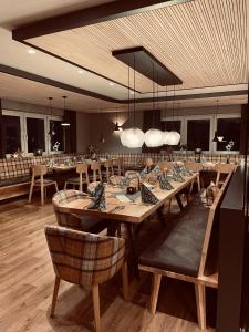 Landgasthof Linde في ديغينهاوسيرتال: غرفة طعام مع طاولات وكراسي خشبية