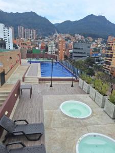una piscina en la azotea de un edificio en Estudio en edificio con piscina climatizada, en Bogotá