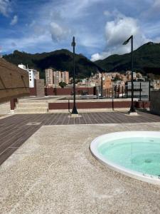 bañera de hidromasaje en la azotea de un edificio en Estudio en edificio con piscina climatizada, en Bogotá