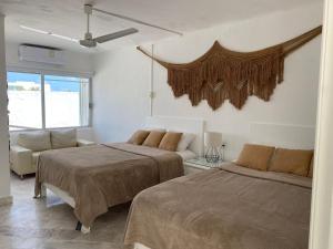 a bedroom with two beds and a couch at CASA BLANCA in Cancún