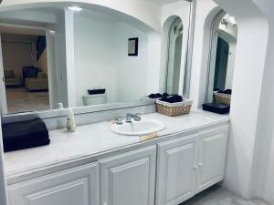 a bathroom with a sink and a mirror at CASA BLANCA in Cancún