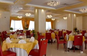 Majoituspaikan Hotel Riviera Azzurra ravintola tai vastaava paikka