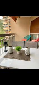 una mesa con dos macetas encima. en Cosy unoverlooked apartment with swimming pool, en Mandelieu-la-Napoule