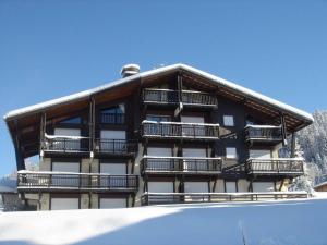 a large building with balconies and snow on the ground at Appartement Notre-Dame-de-Bellecombe, 2 pièces, 6 personnes - FR-1-595-27 in Notre-Dame-de-Bellecombe