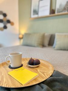 ein Tablett mit einer Kaffeetasse und zwei Früchten auf dem Tisch in der Unterkunft Kleine Waldpause in Bad Sachsa