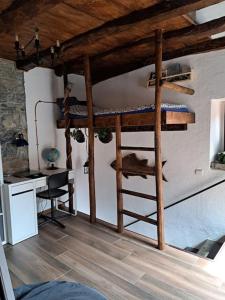 Cette chambre dispose de lits superposés et d'un bureau. dans l'établissement Casa dei Pescatori, à Colonno