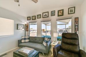 sala de estar con sofá y silla en Quiet Escape Steps to Lake Havasu with Views and Grill, en Lake Havasu City