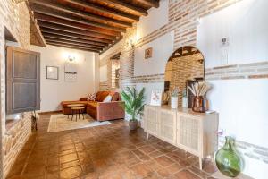 a living room with a couch and a table at Apartamento San Bartolome Albaicin in Granada