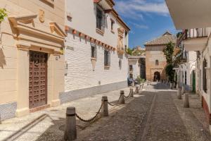 a cobblestone street in a town with buildings at Apartamento San Bartolome Albaicin in Granada