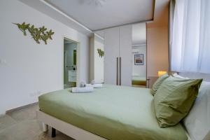 een slaapkamer met een groot bed en een groot raam bij Stunning Apartment with Valletta and Harbour Views in Sliema