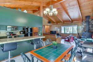 グローブランドにあるCozy Cabin in Pine Mountain Lake Near Yosemite!のテーブルと椅子のあるキッチンとリビングルーム
