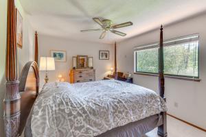 グローブランドにあるCozy Cabin in Pine Mountain Lake Near Yosemite!のベッドと天井扇風機のある寝室