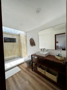 ein Bad mit einem WC, einem Waschbecken und einer Dusche in der Unterkunft San Felipe Lodge. Birding and Wellness in Cali