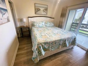 - une chambre avec un lit doté d'une couette dans l'établissement Lighthouse Point Rental 37B, à Tybee Island