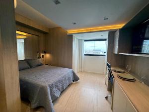ein Schlafzimmer mit einem Bett und einem TV in der Unterkunft Ap Jardins Pamplona cd 1704 in São Paulo