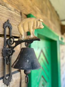 オクナ・シュガタグにあるLa patru daciの鐘の上のネズミ像