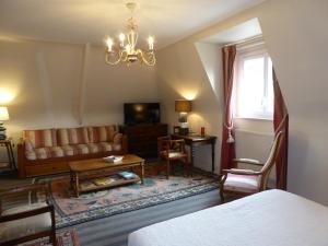 a living room with a couch and a table at Le Clos du Pont Martin in Saint-Briac-sur-Mer