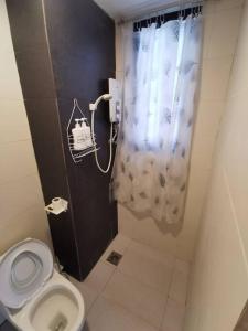 Ένα μπάνιο στο BbellaHomestayRiverview KBtown 2BR, Wi-Fi, washer