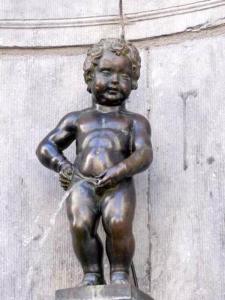 una estatua de bronce de un niño sosteniendo un reloj en Charleville 39 G bruxelles-charleroi-aéroport en Charleroi