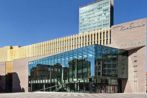 un gran edificio de cristal con un edificio alto en Charleville 39 G bruxelles-charleroi-aéroport en Charleroi