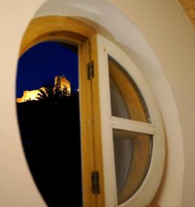 una ventana abierta con un edificio en el fondo en Guest House Goari en Tiflis