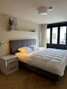 a bedroom with a large bed in a room at Villa Frans Luxe appartement 4 slpk in Ostend