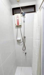 - białą łazienkę z prysznicem w obiekcie Casa Crespo w mieście Manila